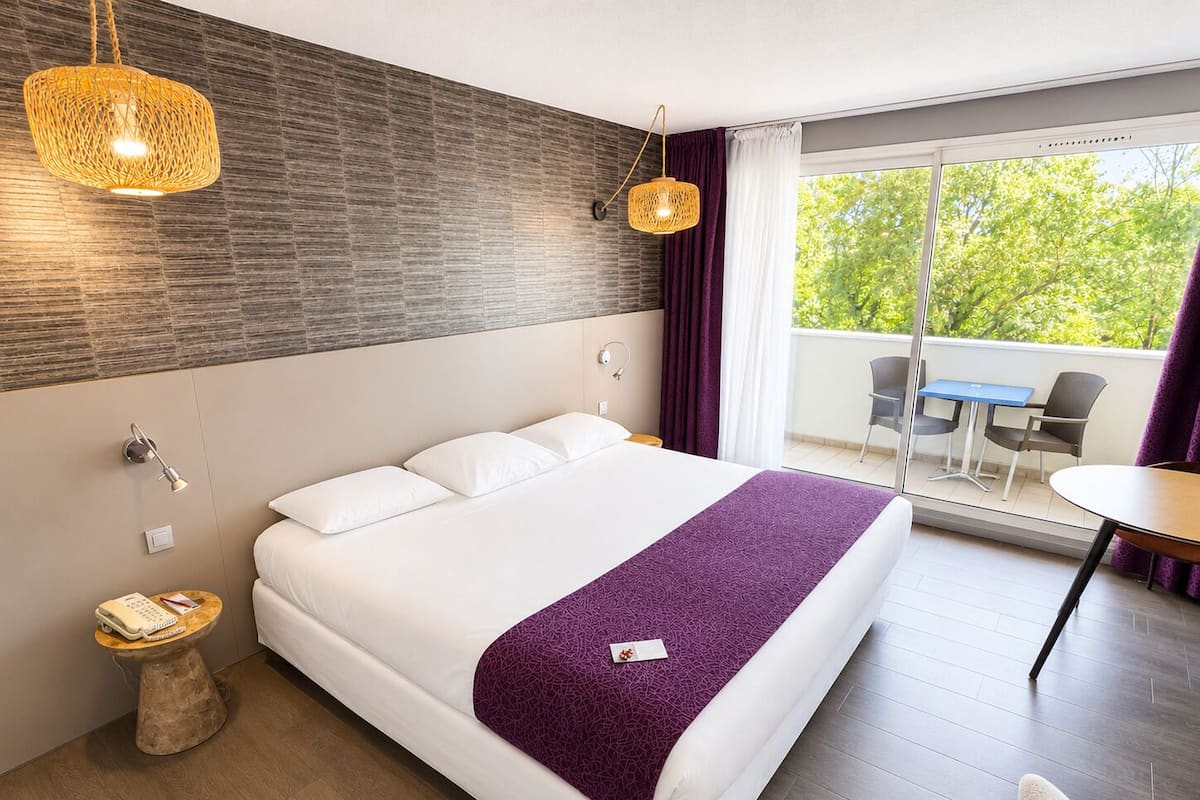 Double Room, Mountain View | Minibar, in-room safe, desk, blackout drapes
