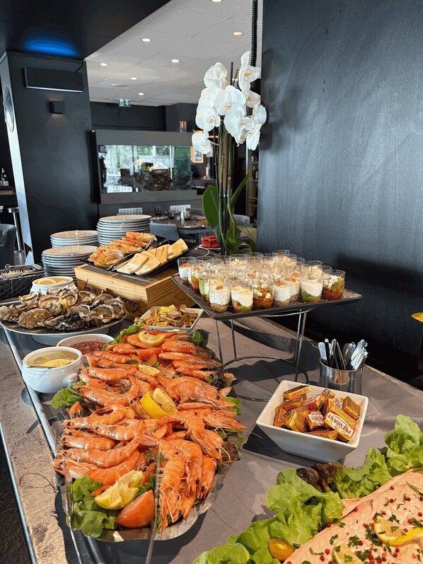 Breakfast, lunch, dinner served; French cuisine 