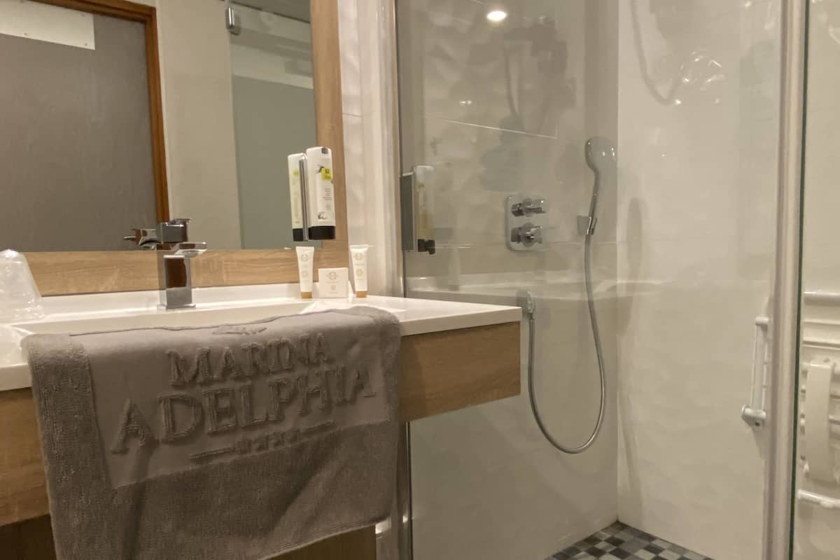 double room, lake view | bathroom | combined shower/bathtub, free toiletries, hair dryer, towels