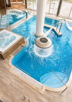 3 piscinas techadas, sillones reclinables de piscina