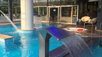 3 piscinas techadas, sillones reclinables de piscina