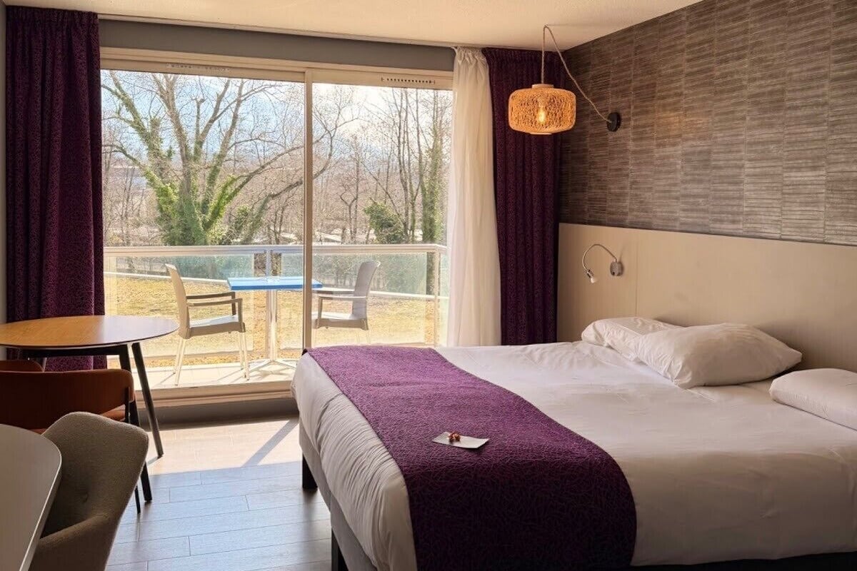 Chambre Double, vue montagne | Minibar, coffres-forts dans les chambres, bureau, rideaux occultants