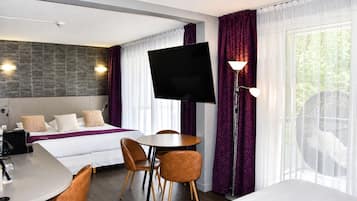 Minibar, coffres-forts dans les chambres, bureau, rideaux occultants