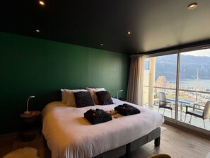 Suite romántica | Minibar, caja fuerte, escritorio y cortinas opacas