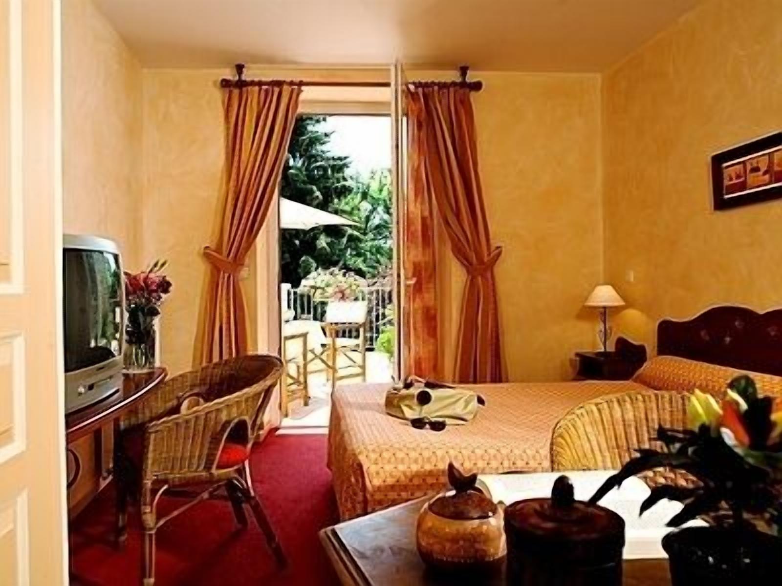 premium bedding, in-room safe, desk, blackout curtains