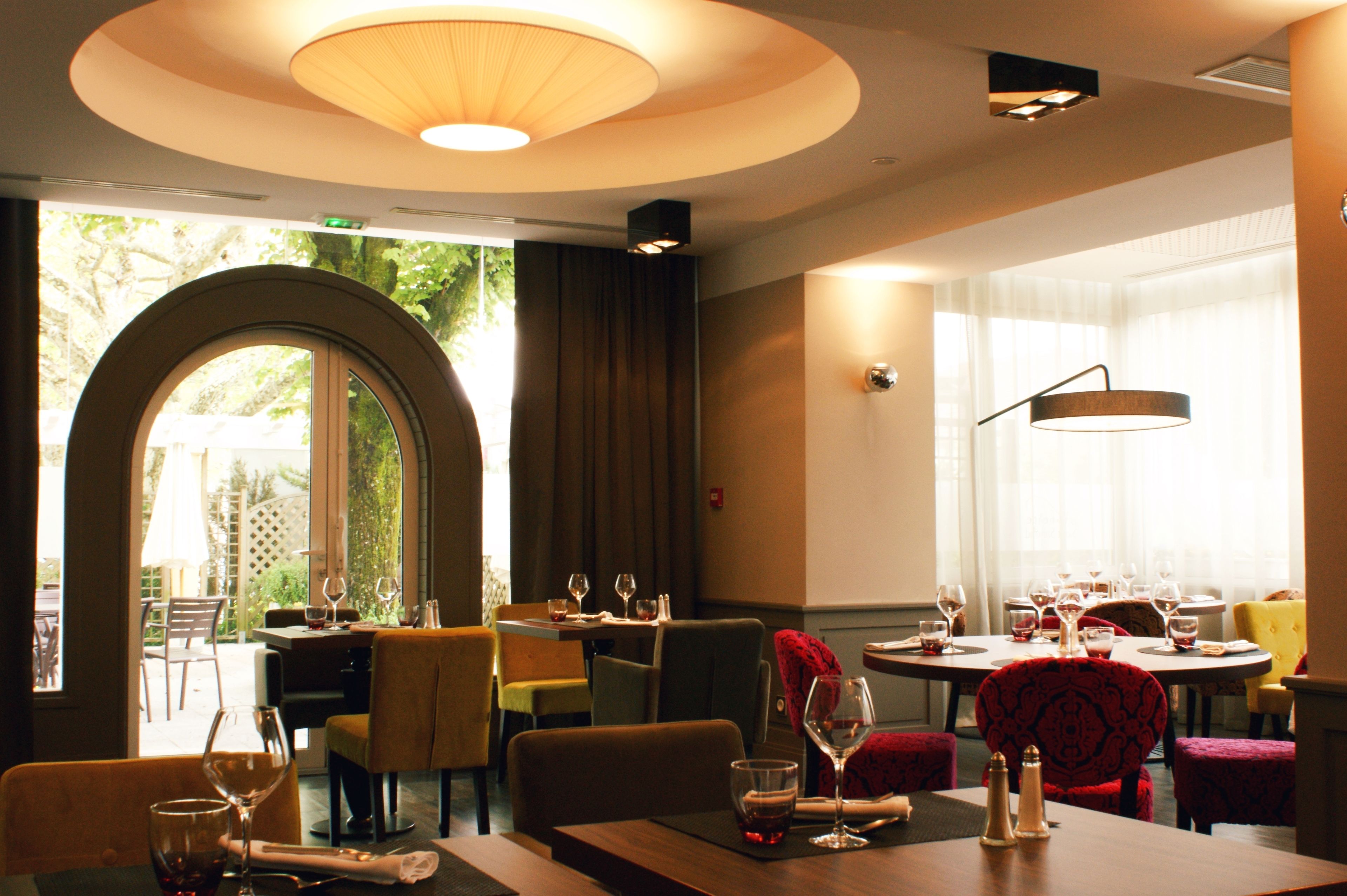 Déjeuner et dîner servis sur place, spécialités Cuisine française