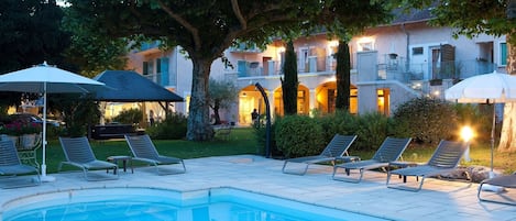Außenpool (je nach Saison geöffnet), Liegestühle