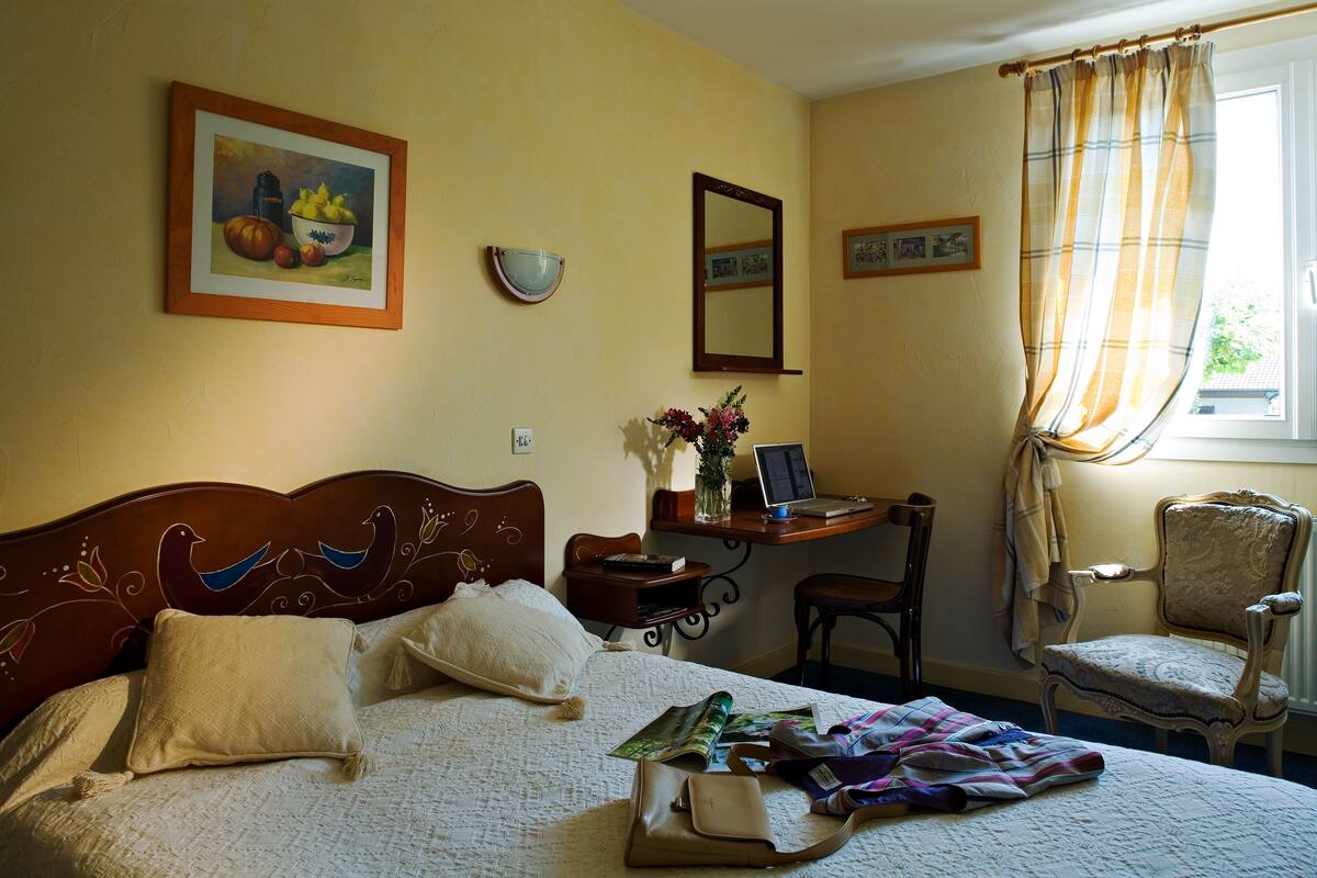 Habitación doble | Ropa de cama de alta calidad y caja de seguridad en la habitación 