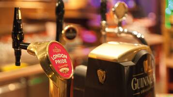 Ein Hahn mit der Aufschrift "London Pride" und ein Hahn mit der Aufschrift "Guinness" in einer Bar.