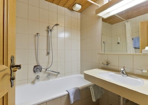 A bathroom with a bathtub, a shower, and a sink. - Bergheim (Lech am Arlberg)