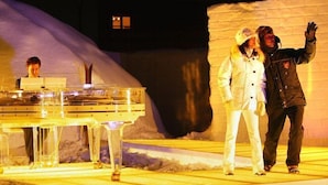 A stage with a DJ setup and a snow-covered backdrop. - Bergheim (Lech am Arlberg)