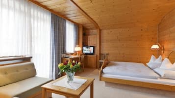 Chambre Double, balcon, vue montagne | Bureau, chambres insonorisées, fer et planche à repasser, Wi-Fi gratuit