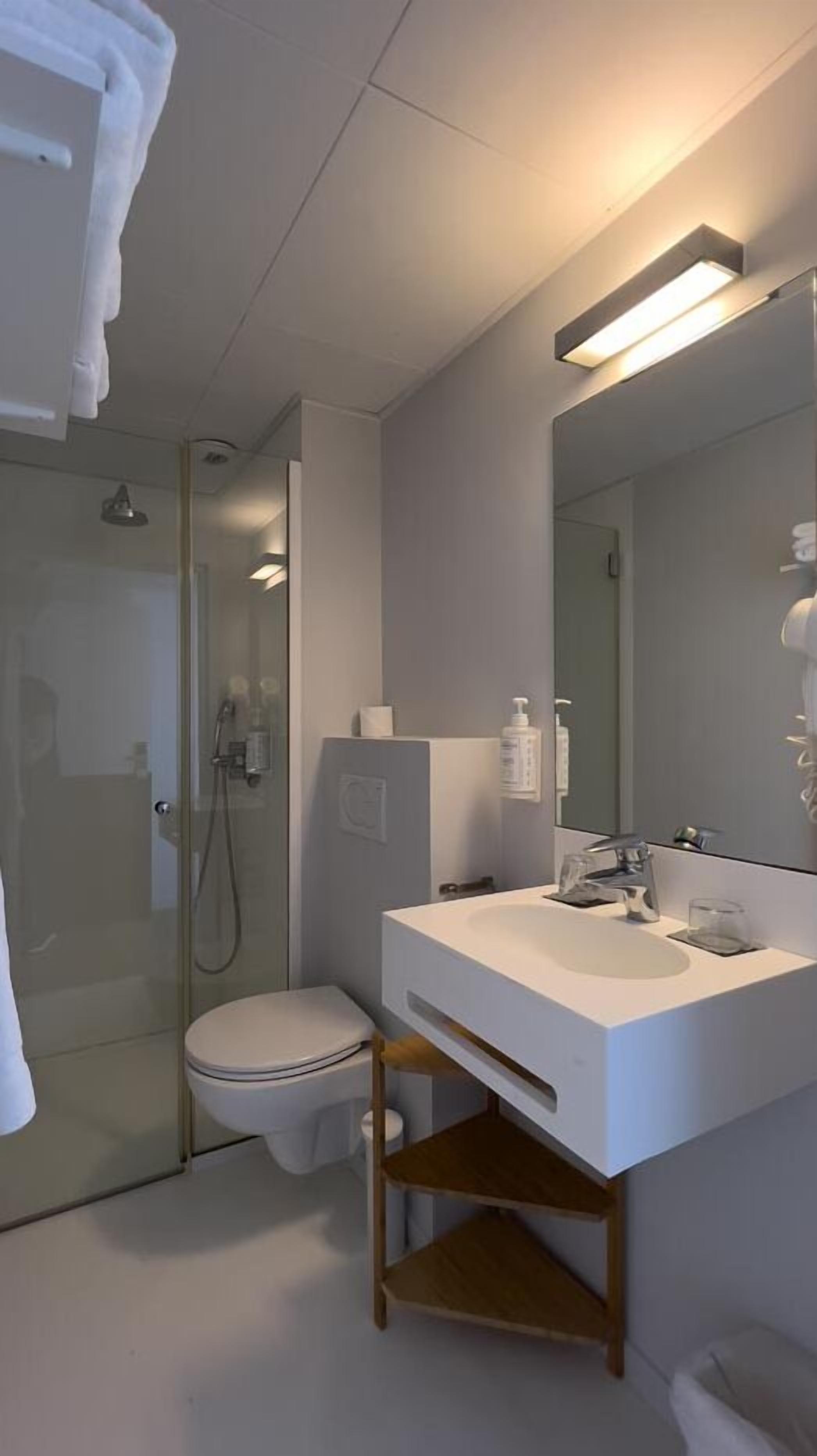 basic double room, 1 double bed | bathroom | shower, hair dryer, towels