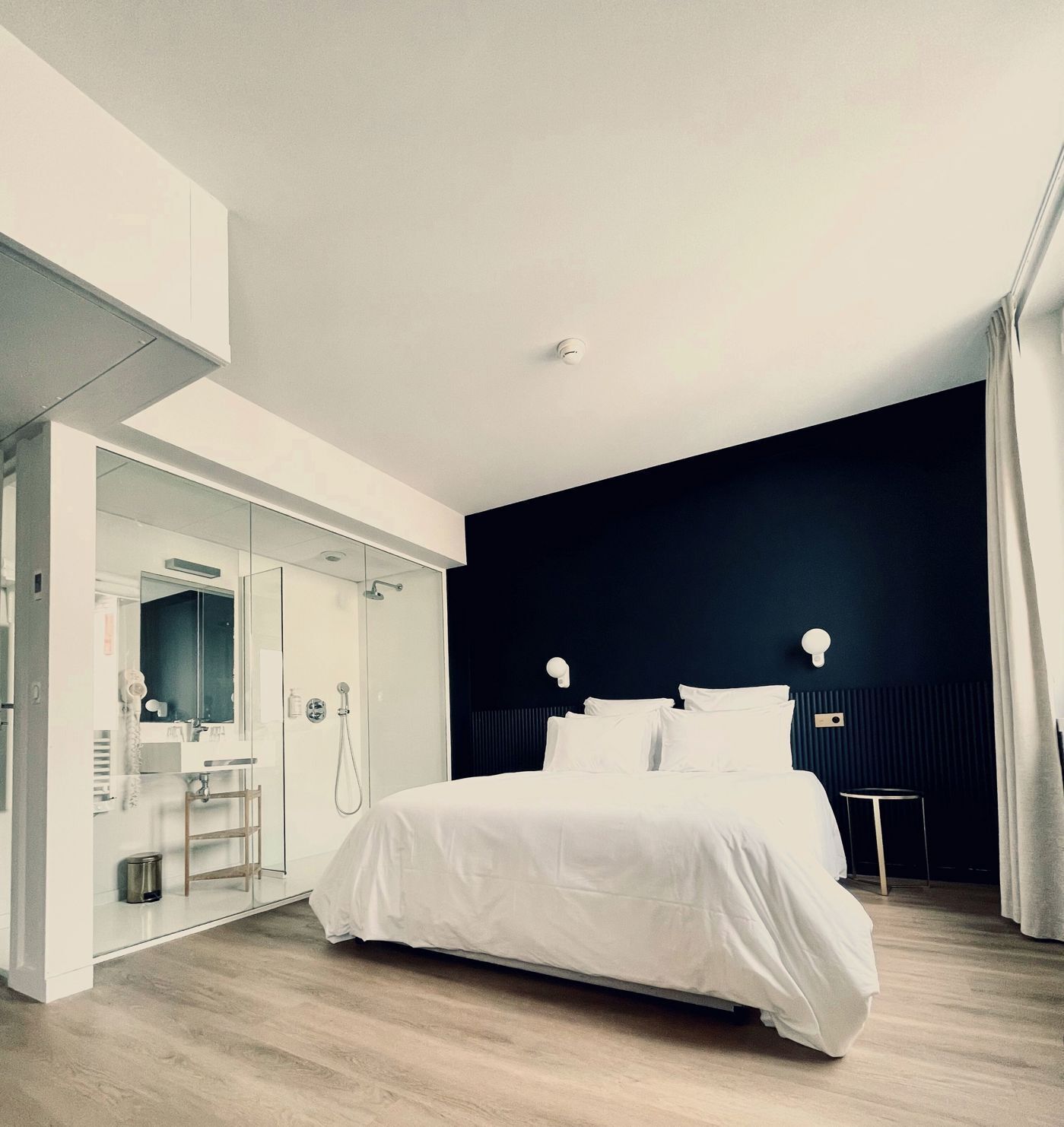 Ropa de cama de alta calidad, escritorio y sistema de insonorización 