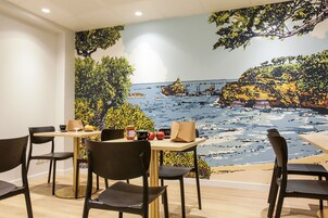 每日供应自助式早餐（每人 EUR 12）