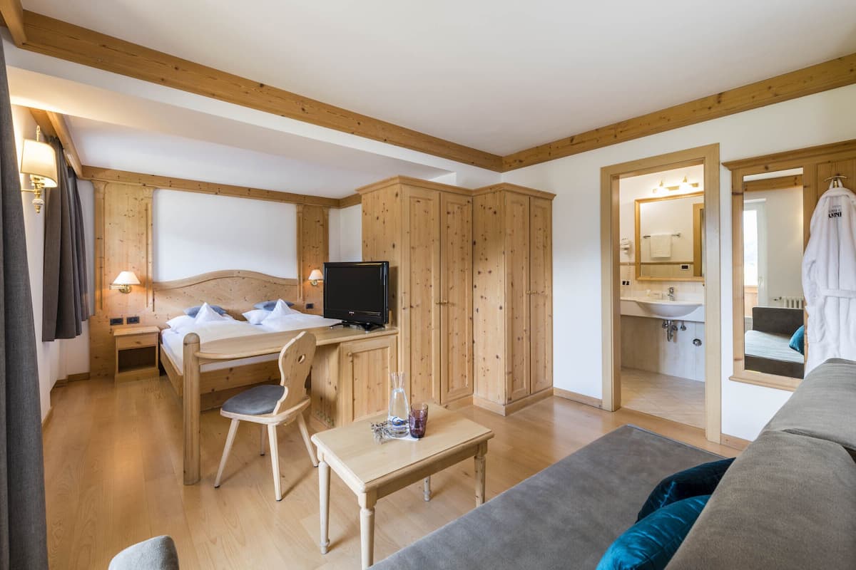 Suite junior | Minibar, caja de seguridad en la habitación y escritorio