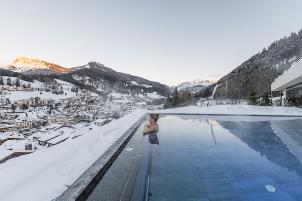 Innenpool, Außenpool, Sonnenschirme, Liegestühle