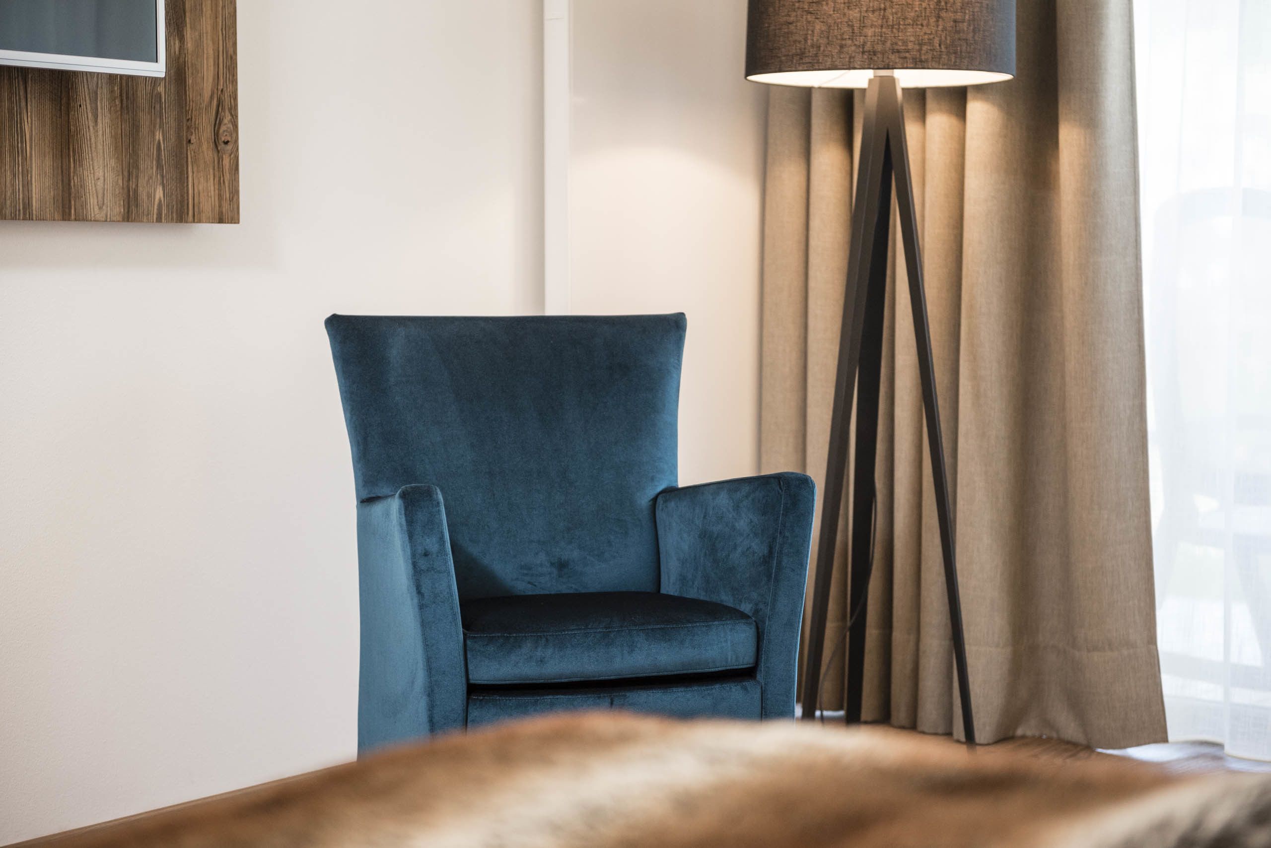 panoramic suite, mountain view | living area | tv