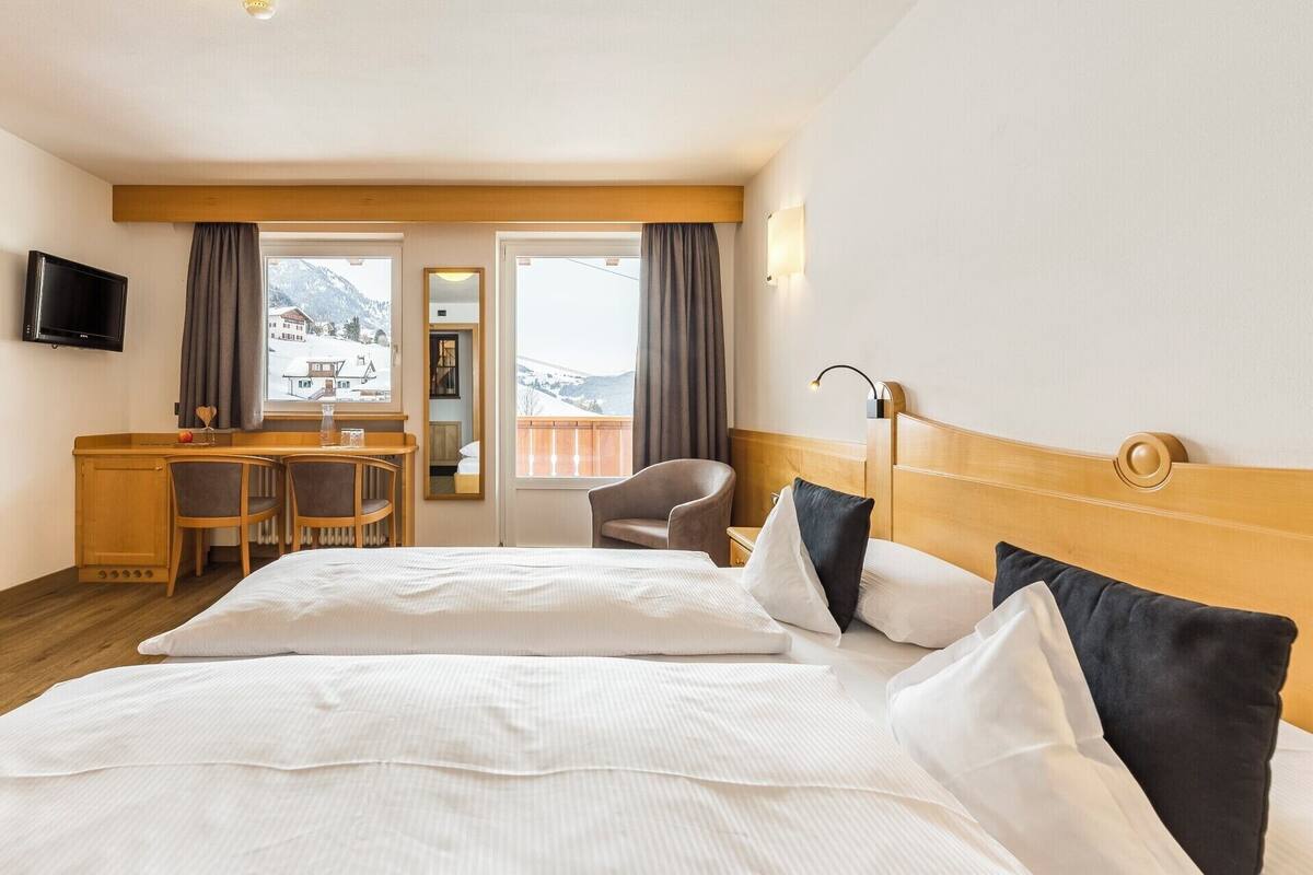 Comfort kamer, 1 twee- of 2 eenpersoonsbedden, uitzicht op bergen | Een minibar, een kluis op de kamer, een bureau, een laptopwerkplek
