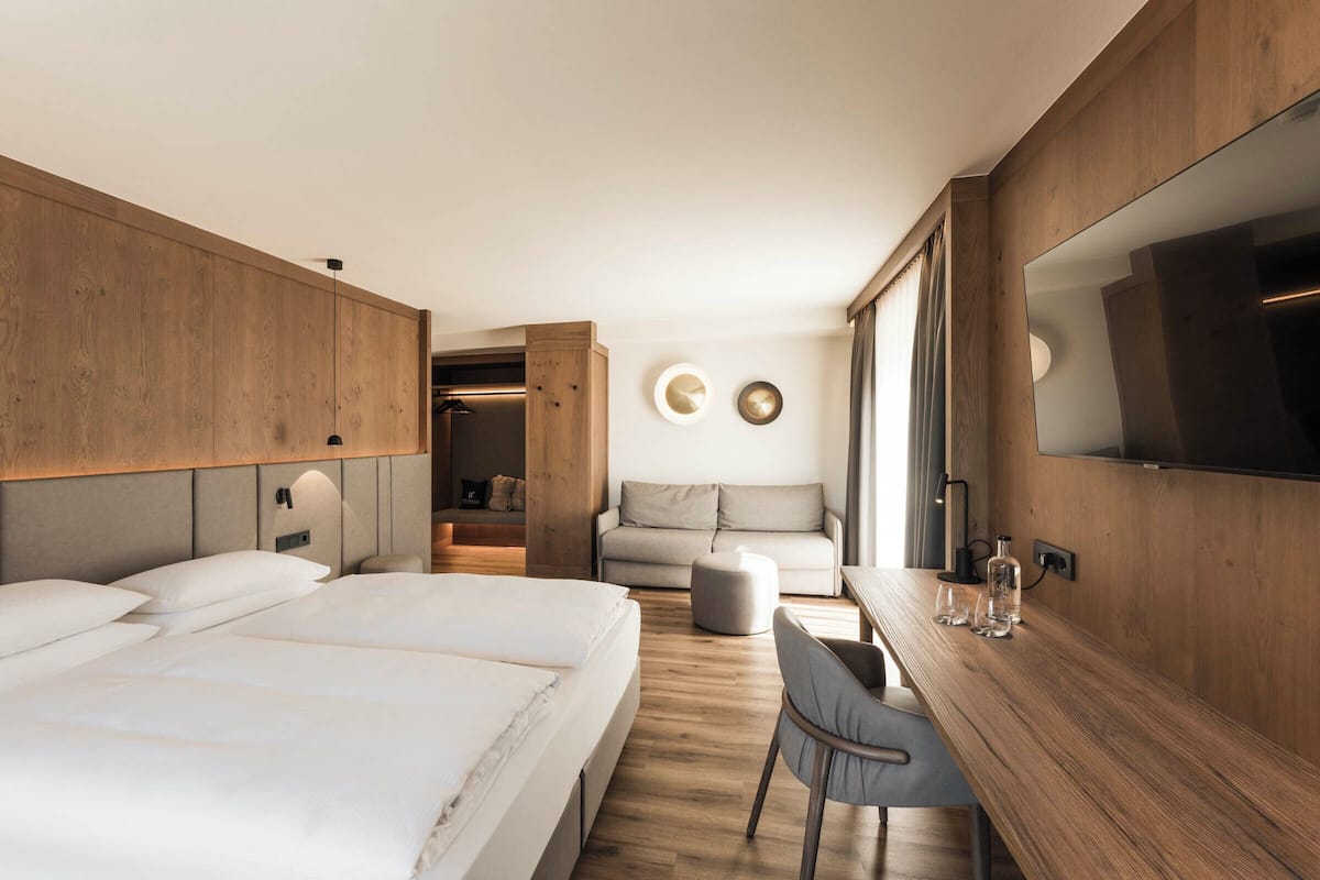 Deluxe Suite, Mountain View | Minibar, in-room safe, desk, laptop workspace