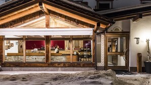 A wooden building with large windows and a stone facade. - Rainell Dolomites Retreat (Castelrotto)