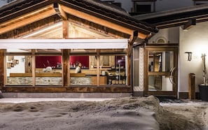 Vista frontal de la propiedad por la tarde o noche