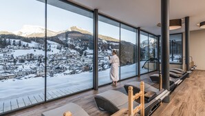 A modern interior with large windows offering a snowy mountain view. - Rainell Dolomites Retreat (Castelrotto)