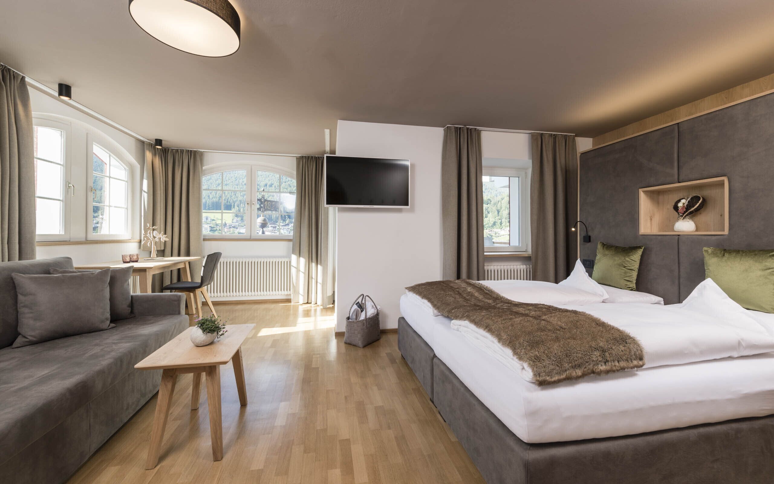 junior suite | 1 bedroom, minibar, in-room safe, desk