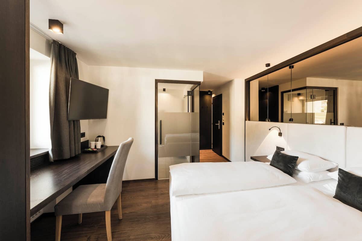 Superior Room | Minibar, in-room safe, desk, laptop workspace