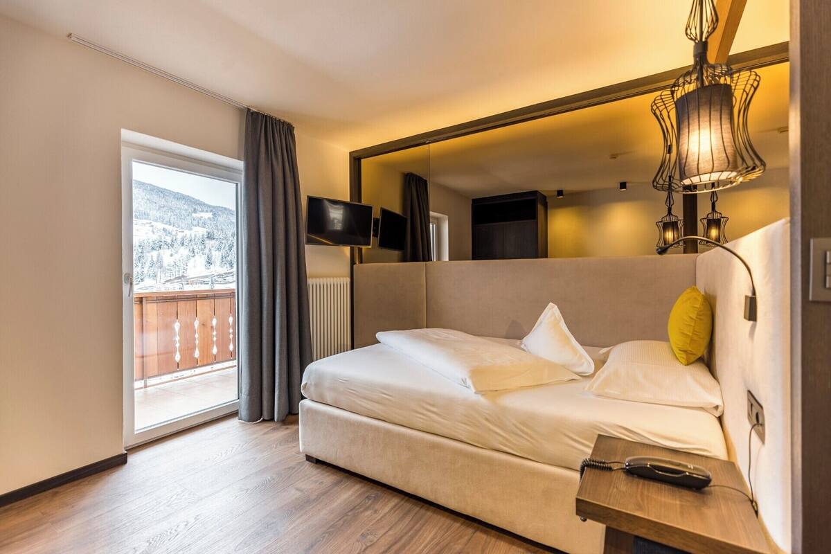 single room | 1 bedroom, minibar, in-room safe, desk