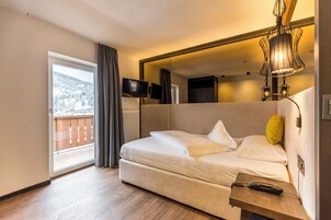 Single Room | Minibar, in-room safe, desk, laptop workspace