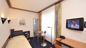 Hypo-allergenic bedding, in-room safe, desk, blackout drapes