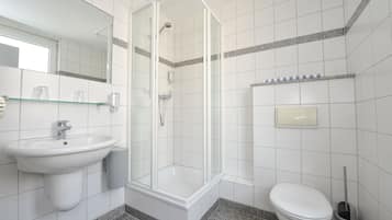 Dusche, kostenlose Toilettenartikel, Haartrockner, Handtücher