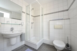 Douche, articles de toilette (gratuits), séchoir à cheveux