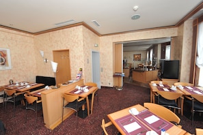 Tägliches Frühstücksbuffet (16 EUR pro Person)