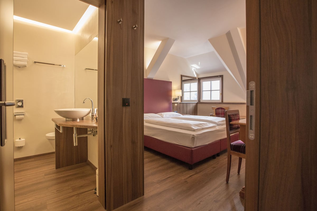 Eenvoudige tweepersoonskamer | 1 slaapkamer, luxe beddengoed, een minibar, een kluis op de kamer