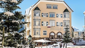 Hotel Stettenbeck, een klassiek hotel met een traditionele Europese architectuur, met meerdere ramen en een met sneeuw bedekte dak.