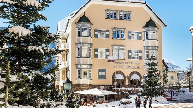 L'hôtel Stettenbeck est un établissement classique, doté d'une architecture européenne traditionnelle, avec de nombreuses fenêtres et un toit recouvert de neige.
