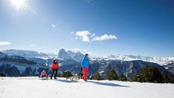 Un paisaje montañoso nevado con cielo despejado.