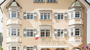 Hotel Classic Stettenneck, con fachada tradicional, múltiples ventanas y entrada de piedra.