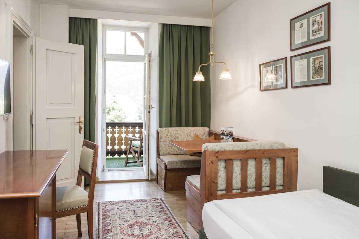 single room | 1 bedroom, premium bedding, minibar, in-room safe