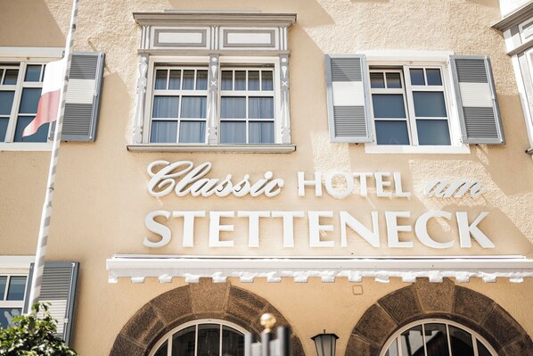 Un edificio con un letrero que dice 'Classic Hotel Stettenneck'.
