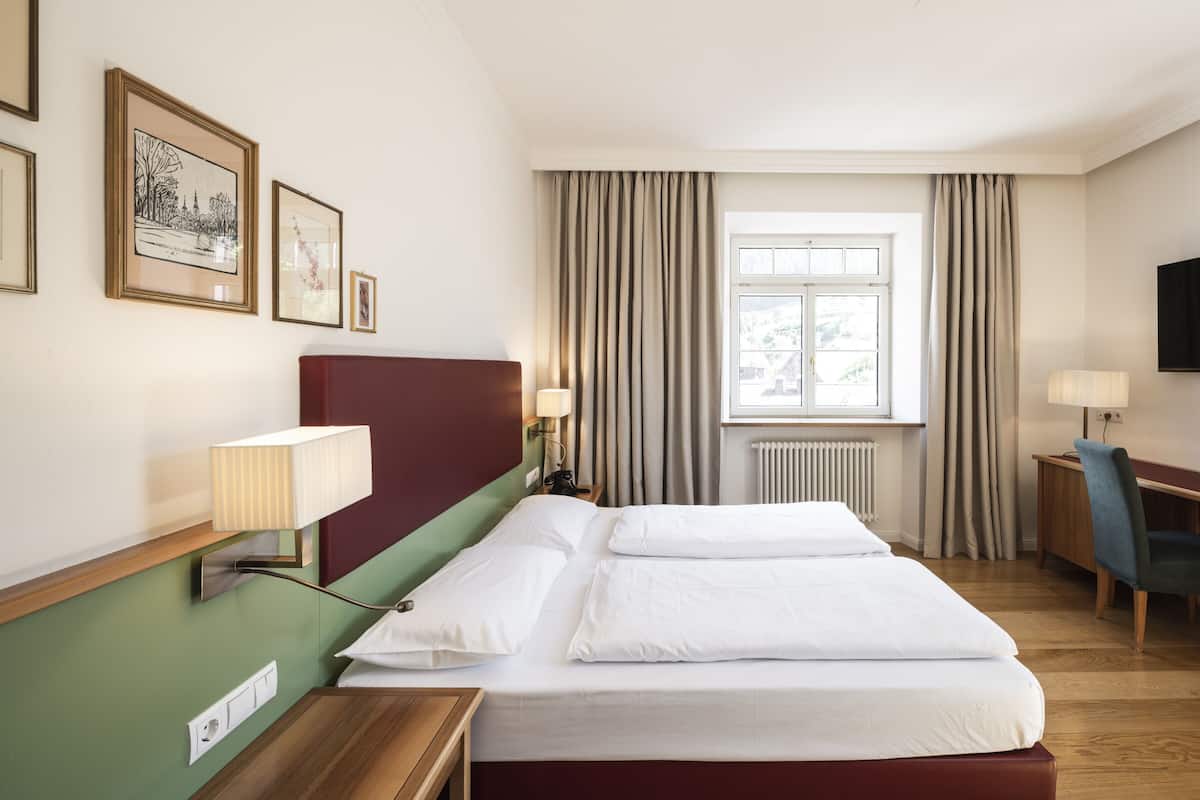 Klassieke tweepersoonskamer | 1 slaapkamer, luxe beddengoed, een minibar, een kluis op de kamer