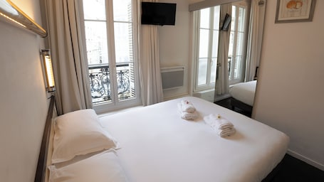 Escritorio, sistema de insonorización y tabla de planchar con plancha