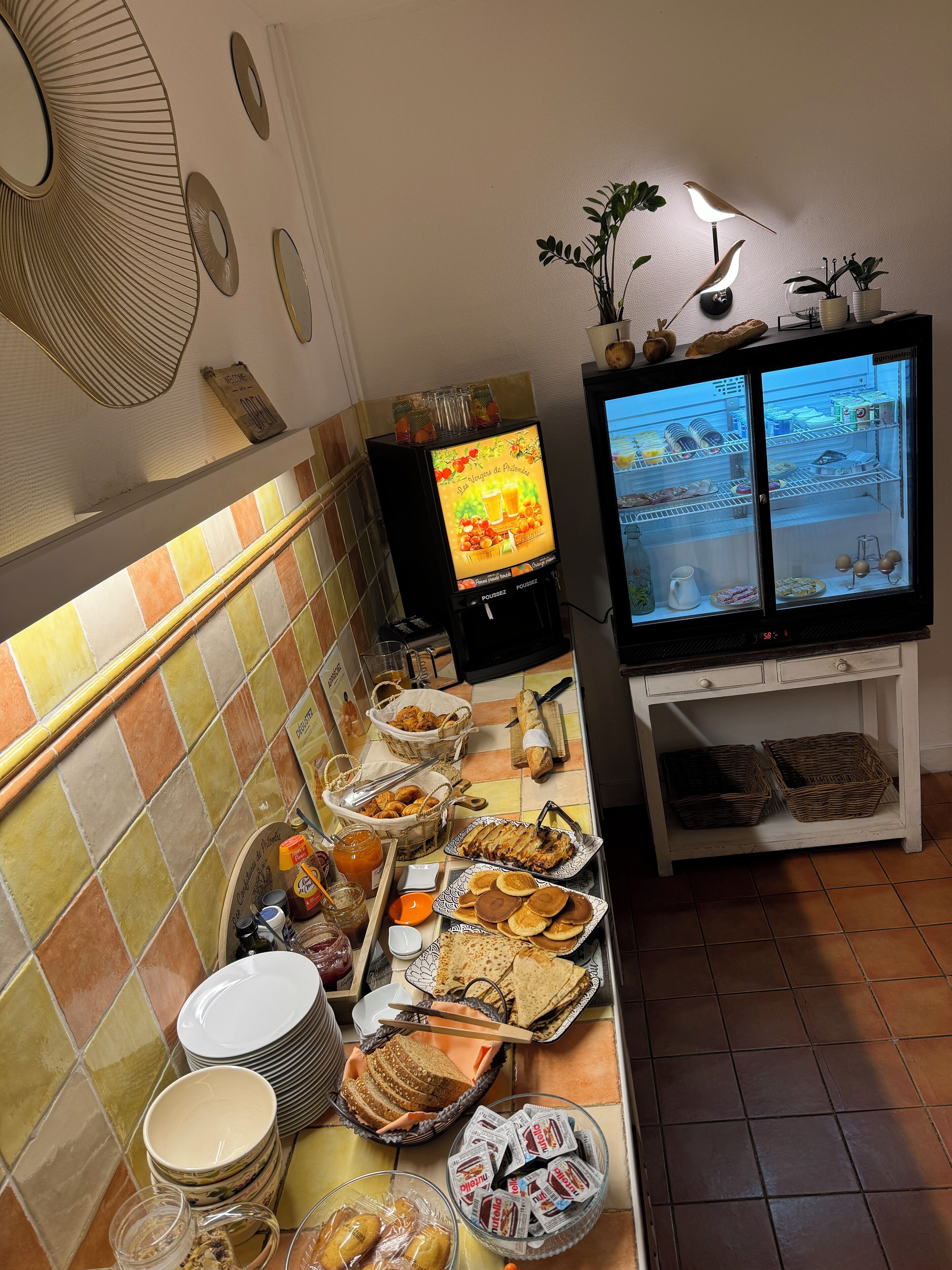 Colazione a buffet, servita tutte le mattine (10 EUR a persona) 