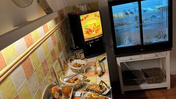 Colazione a buffet, servita tutte le mattine (10 EUR a persona)