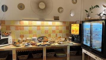 Se ofrece un desayuno bufé (10 EUR por persona)