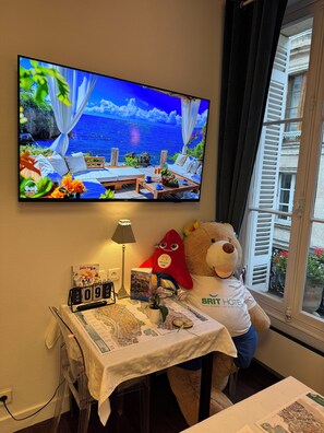 每日供应自助式早餐（每人 EUR 10）