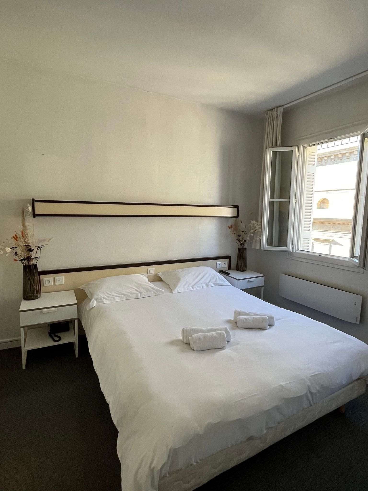 Skrivebord, lydisolert, strykejern/-brett og ekstrasenger (inkludert)