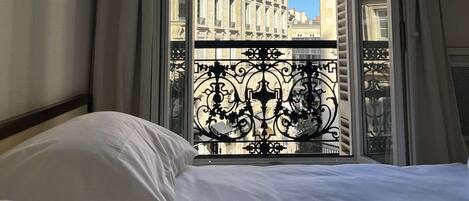 Bureau, chambres insonorisées, fer et planche à repasser